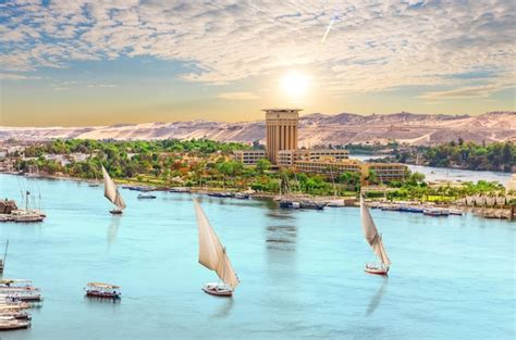 Veleiros Do Nilo Belo P R Do Sol Sobre A Cidade De Aswan Egito Foto