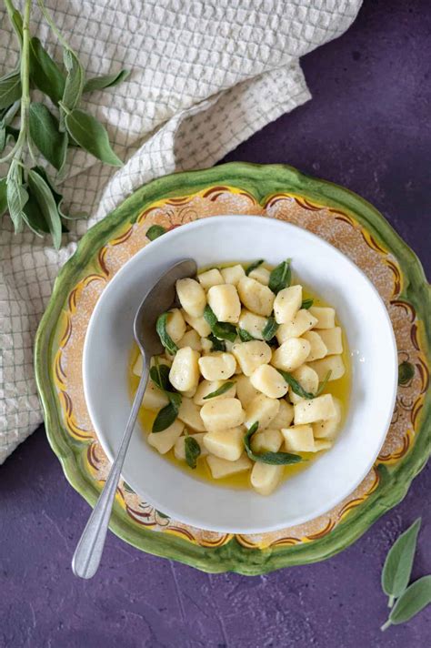 Zelfgemaakte gnocchi met salie-botersaus - Francesca Kookt