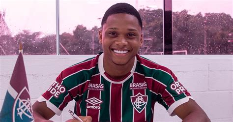 Mais um Moleque de Xerém assina primeiro contrato profissional o