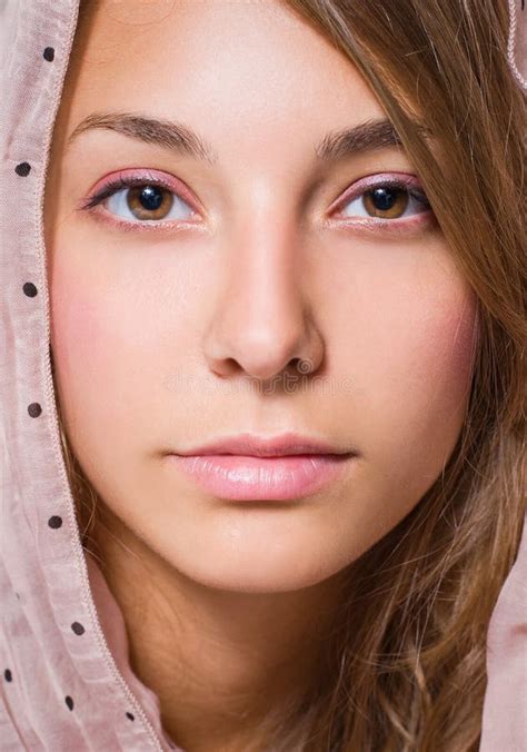 Ritratto Del Primo Piano Di Giovane Ragazza Splendida Del Brunette Fotografia Stock Immagine