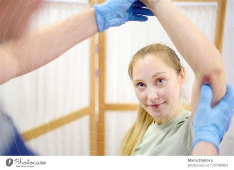 Junge Frau Bei Einem Termin Beim Rheumatologen Spricht Ber