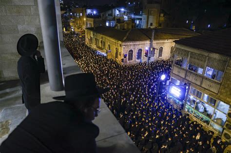 For 2nd Time In Day Thousands Attend Funeral Of Rabbi Flouting