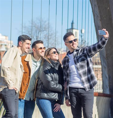 Grupo De Jovens Amigos Alegres Tirando Retrato De Selfie Pessoas