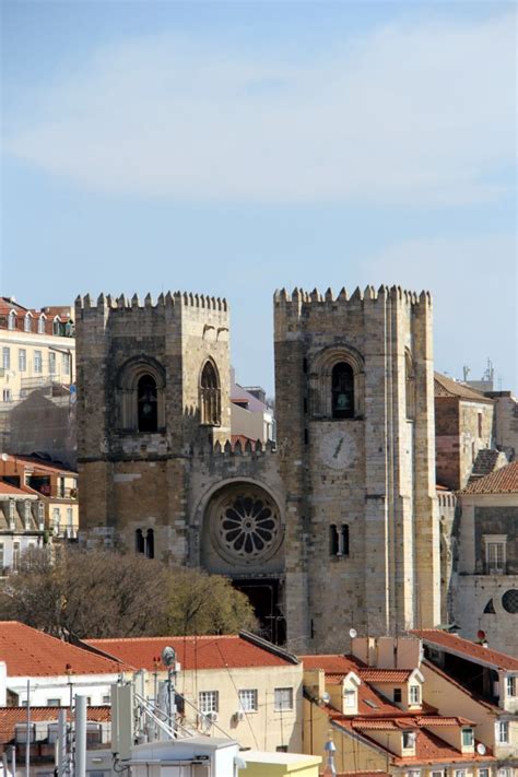 0029 Lisbonne Alfama Cathédrale Santa Maria Maior Par ci par là