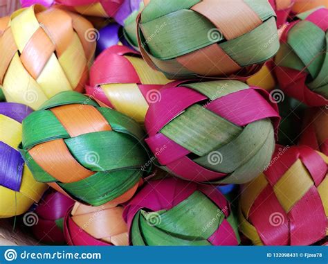 Bolas De Las Fibras Naturales Tejidas En Diversos Colores Fondo Y