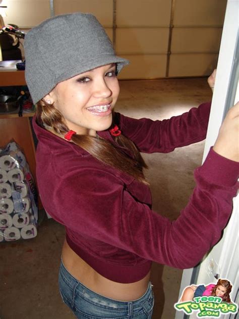 Hot Teen Topanga Stripteases In Garage Porn Pictures Xxx Photos Sex Images Pictoa