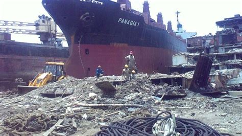 Alangs Shipbreakers Consider Branching Out Into Car Scrapping