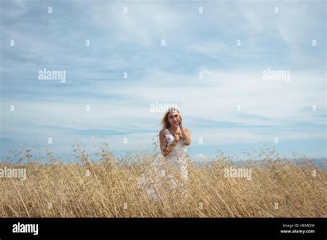 Femme blonde debout Banque de photographies et dimages à haute