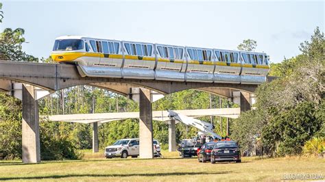 EPCOT Monorail Line Remains Closed as Crews Work to Move Monorail Yellow from Tracks : r ...