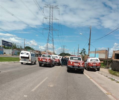 Polícia prende homem que dirigia carro roubado na avenida Independência