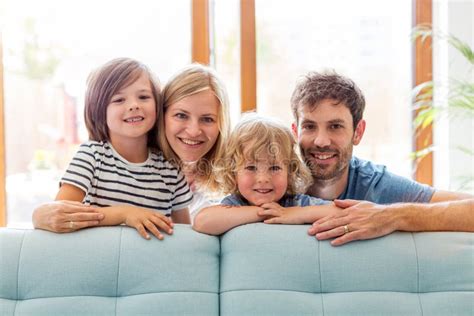 Familia Con Dos Ni Os En Casa Foto De Archivo Imagen De Hermano