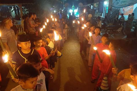 Warga Kampung Bugis Tanjungpinang Gelar Pawai Obor Dan Takbir Keliling