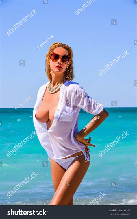 Sexy Blonde Model Bikini Beach库存照片1246536256 Shutterstock