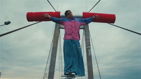 hurt  video  oliver tree apple