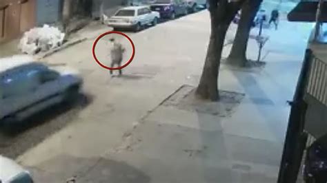 Video Hombre Persigue Al Ladr N Que Asalt A Su Madre Anciana Y Lo