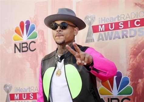 Chris Brown rắc rối đủ kiểu vì từng đánh bạn gái cũ