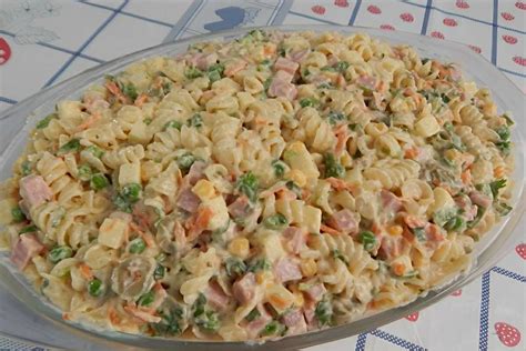 Salada de macarrão deliciosa e prática que combina qualquer dia da