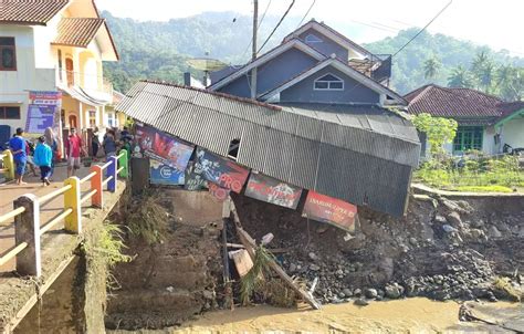 Warga Mulai Bersihkan Lumpur Sisa Banjir Bandang Di Kuningan