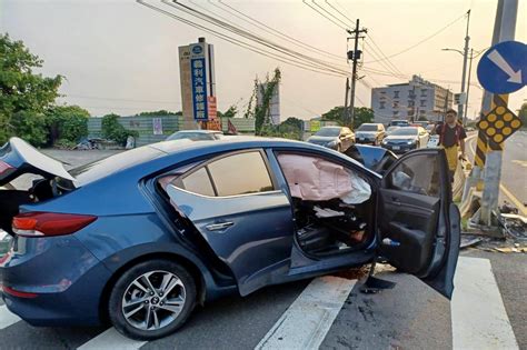 新聞 高雄1家4人駕車外出離奇撞電桿 30歲父傷重送醫不治 Car板 Disp Bbs