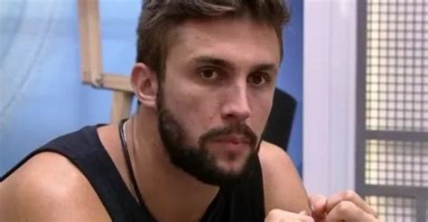 Ex BBB Arthur diz que recebe ameaças de morte Desanimado