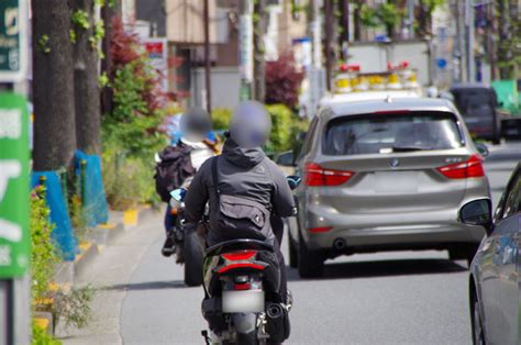 バイクのすり抜けは危険！違反と事故のリスクについて解説 Bike Life Lab｜バイク王