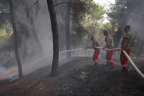 Forcat e Armatosura të Shqipërisë në luftë me zjarrin fotografi nga