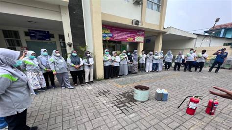 Tenaga Kesehatan Puskesmas Tangerang Dilatih Gunakan Alat Pemadam Api