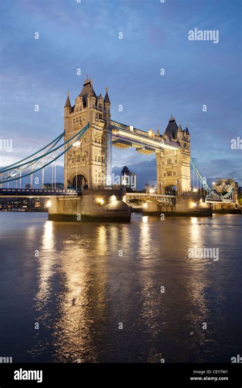 A view of Tower Bridge at night Stock Photo - Alamy