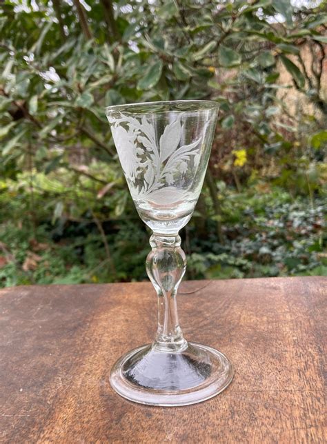 Proantic Verre à Pied en Verre Souflé Gravé à décor floral de gr