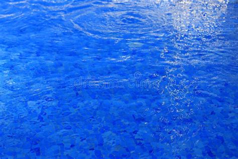 El Fondo Es Agua Azul Clara En La Piscina Con Olas Y Un Resplandor De