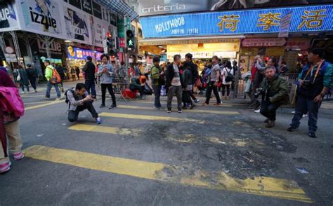 香港警方再拘捕2名涉嫌参加旺角暴乱的男子，目前已拘77人港台来信澎湃新闻 The Paper