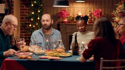 Alegres Pessoas Multiculturais Desfrutando Do Jantar De Natal Enquanto