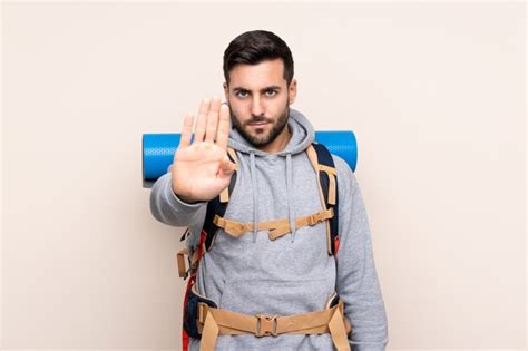 Joven Alpinista Con Una Mochila Grande Sobre Pared Aislada Haciendo