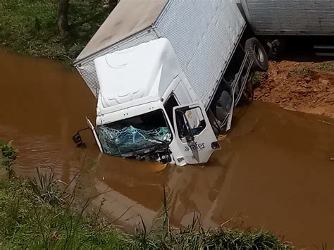 Carreta bate em caminhão e cai dentro de rio na BR 116 ninguém ficou