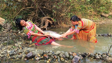 Primitive Survival Two Ethnic Girls Build Fish Traps To Catch Big