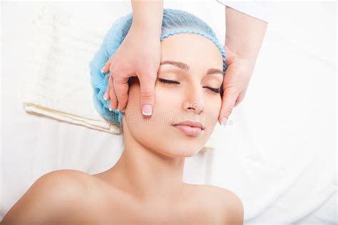 Attractive Blonde Getting Relaxing Massage Of Head Stock Photo Image Of Massaging Lifestyle