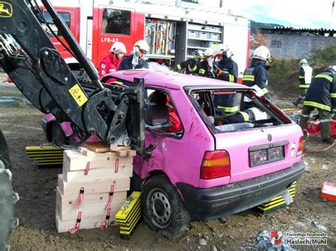 Schwerer Verkehrsunfall Traktor Gegen Auto Freiwillige Feuerwehr