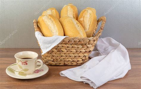 Pan y café francés al horno de trigo brasileño en canasta de paja