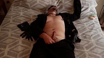 S masturbándose con el porno y las piernas temblando cuando se corre XVIDEOS