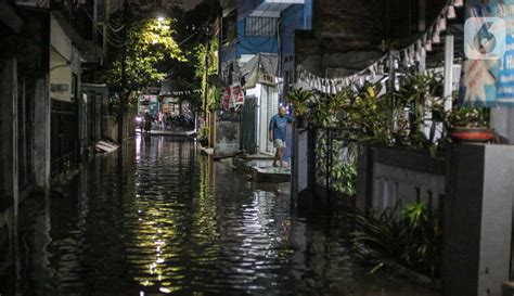 Diguyur Hujan Lebat 4 RT Di Jakarta Terendam Banjir Hingga 50 Cm