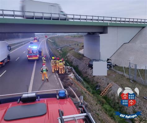 Tragiczny Wypadek Na S Pod Lesznem Samoch D Wypad Z Drogi I Uderzy