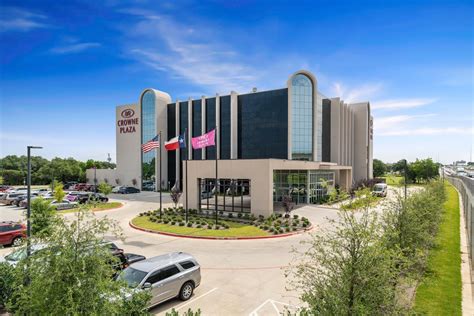 Crowne Plaza Arlington – Texas Monthly