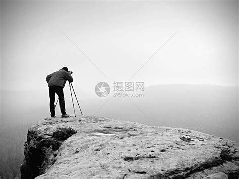 专业摄影师用镜像照相机和三脚架拍摄迷雾风景的照片高清图片下载 正版图片505125910 摄图网