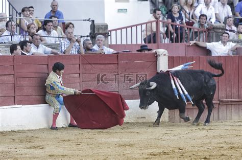 斗牛士路易斯·弗朗西斯科·埃斯普拉 Luis Francisco Espla 在巴埃萨 Baeza 斗牛场举行的斗牛比赛中用拐杖坐在 Burladero 的 Volapie 上斗牛高清