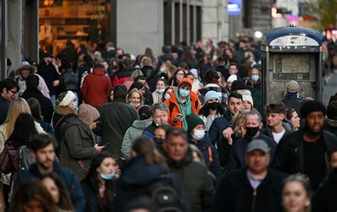 Face au raz de marée Omicron le Royaume Uni mise sur la troisième