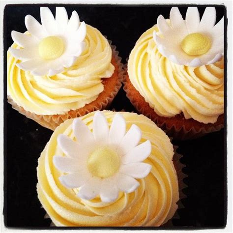 Daisy Cupcakes Decorated Cake By Janine Lister CakesDecor