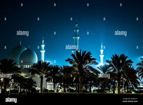 Sheikh Zayed Mosque at night. Abu Dhabi, United Arab Emirates Stock ...