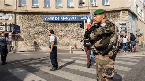 Une Attaque Au Couteau Fait Deux Morts à Marseille Lassaillant Abattu