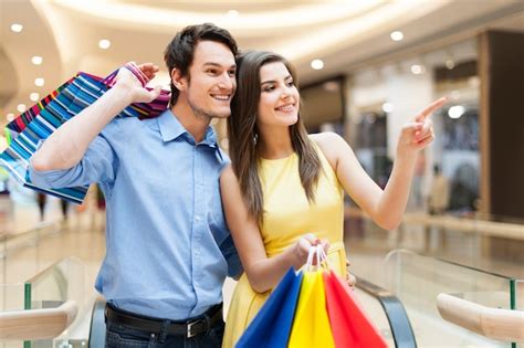 Concepto De Venta Consumismo Y Personas Feliz Pareja Joven Con