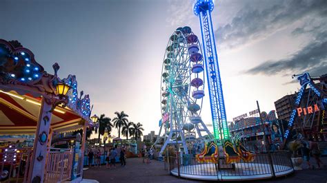 Aproveite a noite curtindo o parque de diversões no centro de Caldas Novas